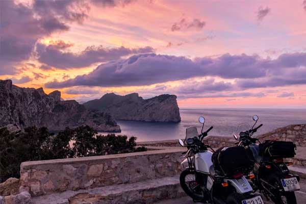Twee Royal Enfield Himalayan huurmotoren geparkeerd bij het uitkijkpunt van Cap Formentor op Mallorca